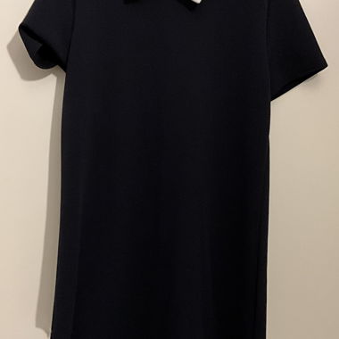Abito nero con colletto bianco