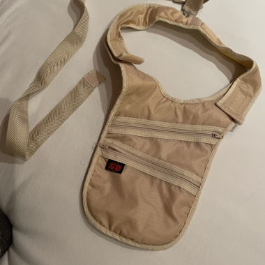 Beige Umhängetasche mit Reissverschluss