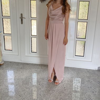 Abito da sera rosa con look avvolgente