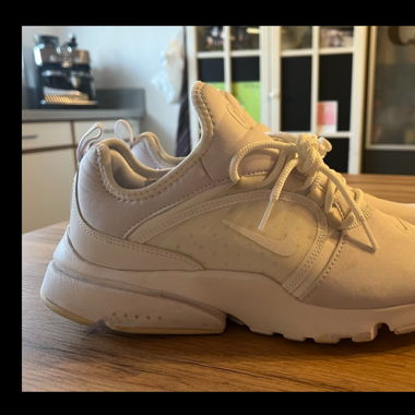 Baskets Nike Presto Fly blanches, pointure 42