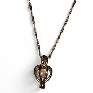 Collier mignon avec perle d'eau douce à l'intérieur