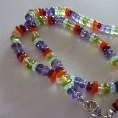 Halskette Chakra Farben