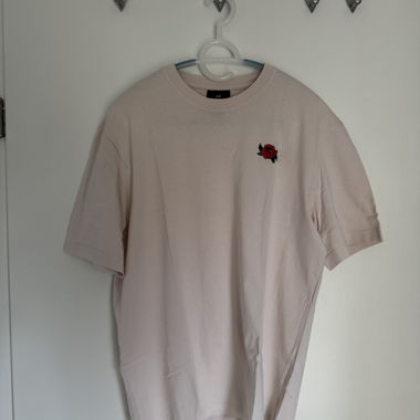 T‑shirt beige con ricamo di rosa