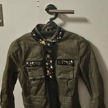 Veste kaki avec pierres décoratives