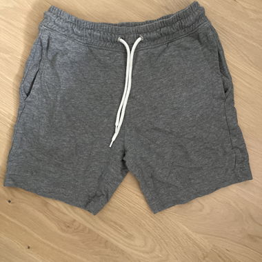 Graue Shorts
