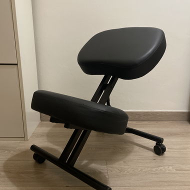 Sedia ergonomica a ginocchio nera