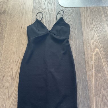 Schwarzes Kleid Knielang