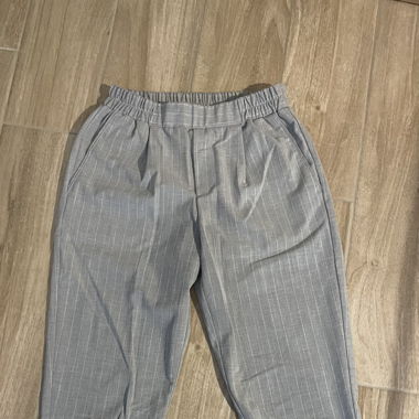 Hose, grau gestreift