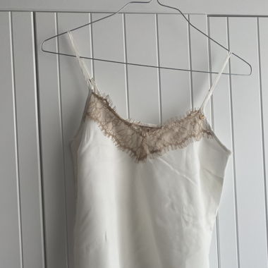 Weisse Camisole mit Spitze- Lingerie Style