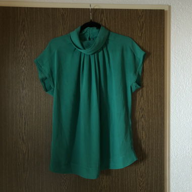 Blusa turchese con collo alto