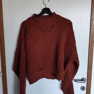 Rostbrauner Strickpullover