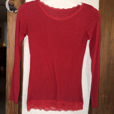 Rotes Langarm-Top mit Spitze