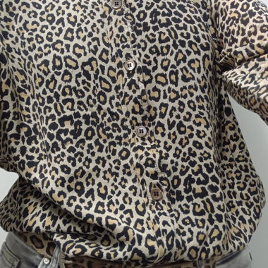 Blusa fantasia leopardata con abbottonatura
