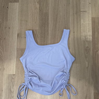 Crop Top lila mit Kordelzug auf Seite