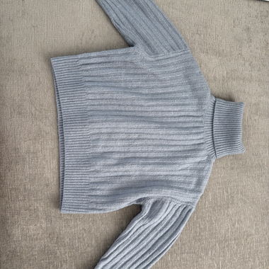 Hell blauer Rippstrick-Pullover