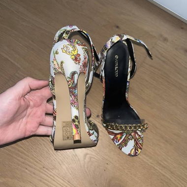 Sandales à talons hauts taille 39