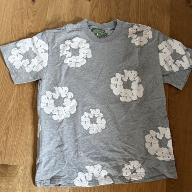 Shorts in denim grigio e T-shirt