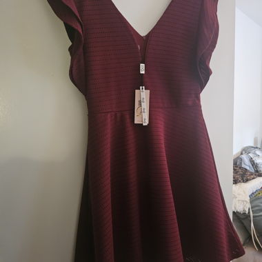Bordeauxrote WalG-Kleid