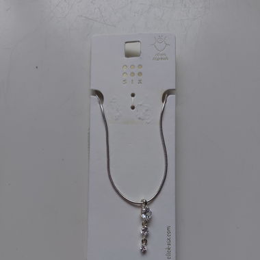 Collier argenté avec zircones