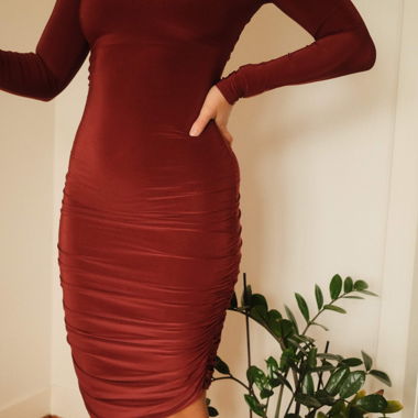 Enges bordeauxrotes Kleid mit Scrunch