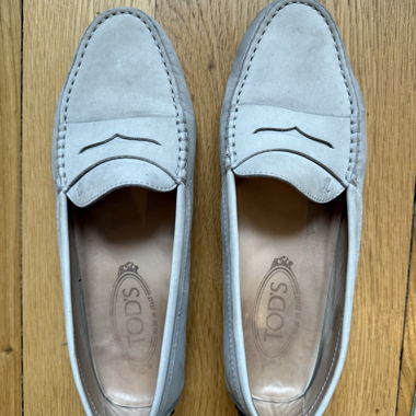 Mocassini da guida Tod's in suede grigio