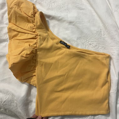 Top jaune à manche bouffante