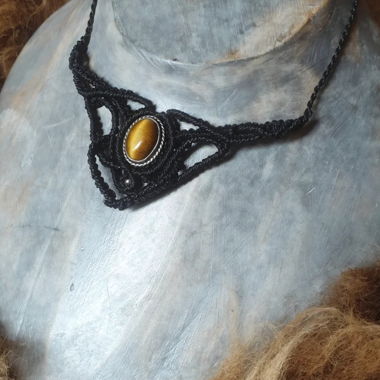 Makramee-Halskette mit Tigerauge-Stein