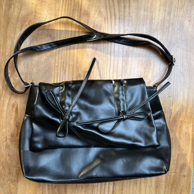 Sac noir bandoulière avec noeuds 