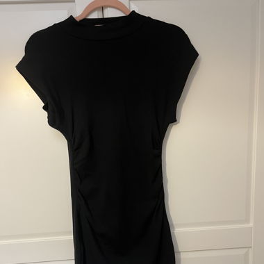 Schwarzes Kleid
