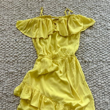 Strahlend gelbes Sommerkleid