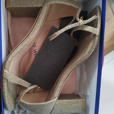 Sandali con tacco STUART WEITZMAN dorati
