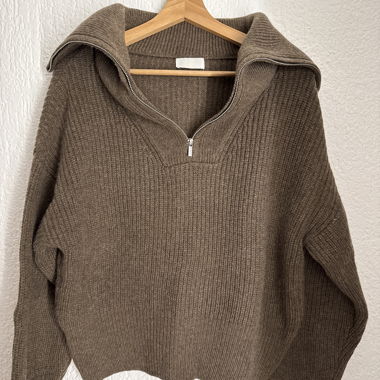 Brauner Strickpullover mit Reissverschluss