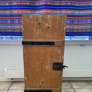 Antiker kleiner Schrank