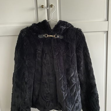 schwarze Kunstfelljacke