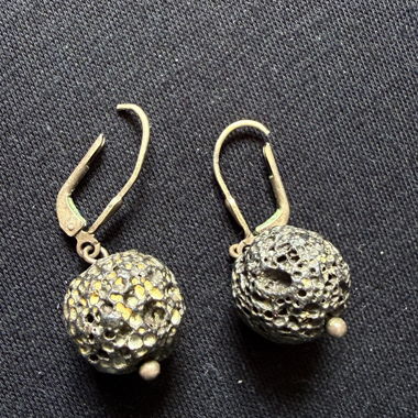 Orecchini con sfera in pietra lavica