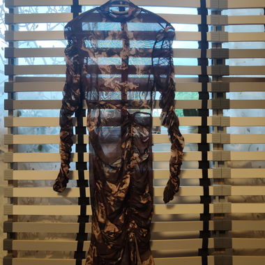 Transparentes Langarmkleid mit Kunstmuster