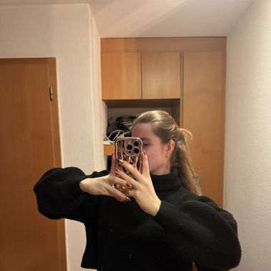 Schwarzer Rollkragenpullover