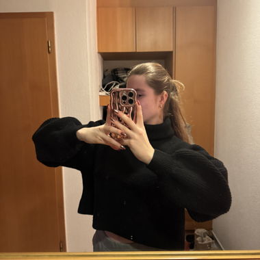 Schwarzer Rollkragenpullover