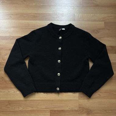 Cardigan en maille noire avec boutons dorés