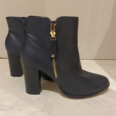 Stivaletto con tacco blu scuro
