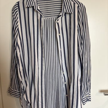 Blusa blu e bianca a righe