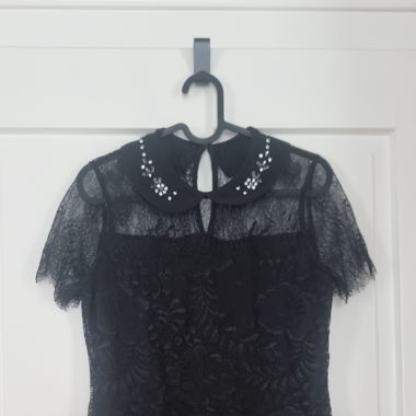 Bluse mit Spitze und Steinen