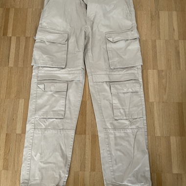 Beige Cargohose mit mehreren Taschen