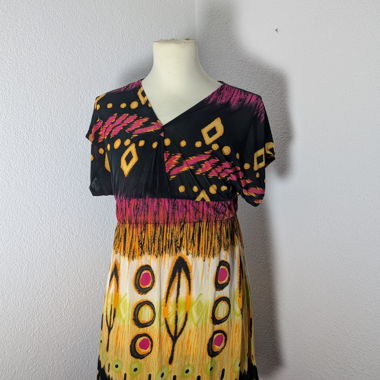 Robe courte colorée à manches courtes avec motif imprimé