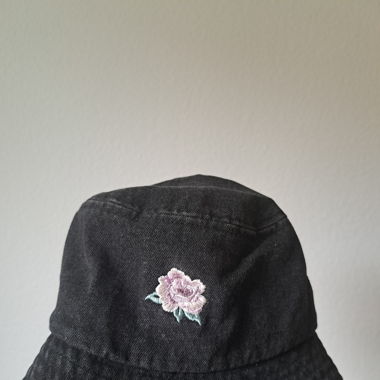 Dark Denim Buckethat mit gestickter Rose