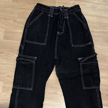Schwarze Baggy-Jeans mit Seitentaschen 