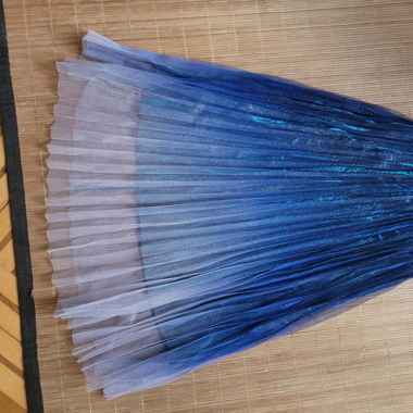 Jupe plissée bleue à paillettes