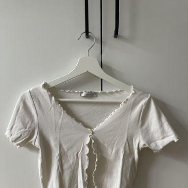 Weisses T-Shirt mit offener Front
