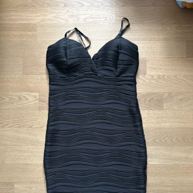 Schwarzes Kleid