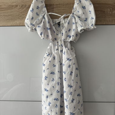 Robe d'été blanche à fleurs bleues